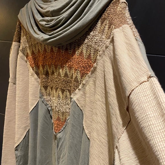 Pol hooded festival wear. Lightweight neutral colors - Picture 7 of 11